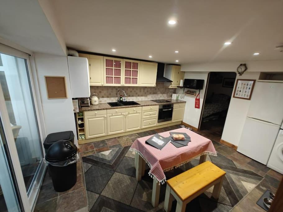 Welsh Miners Cottage Four Bedroom House Treherbert 外观 照片